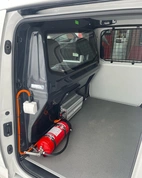 Ford Connect Komfortvägg. Med ruta.