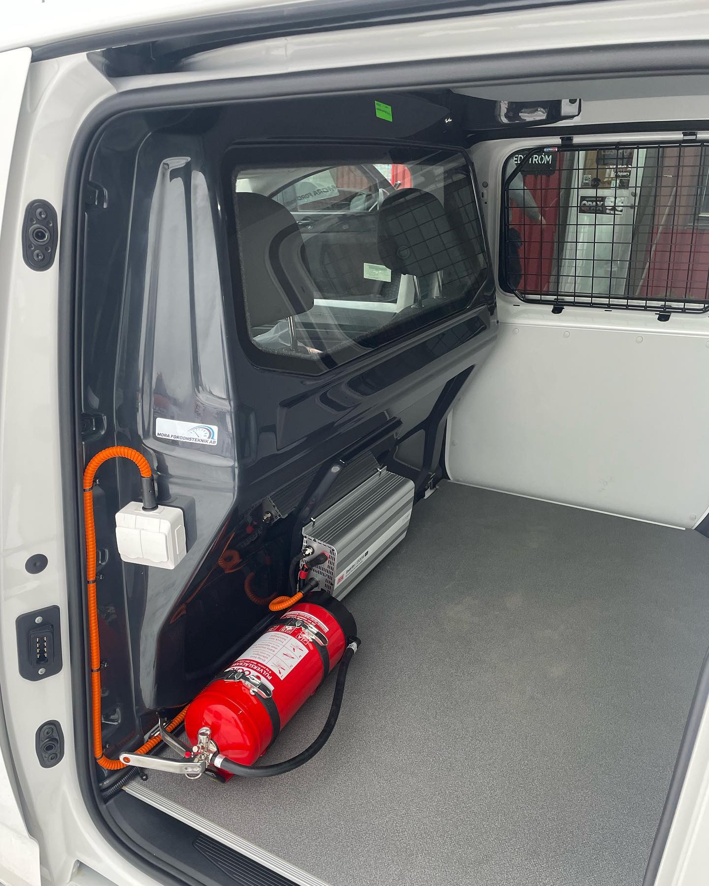 Ford Connect Komfortvägg. Med ruta.