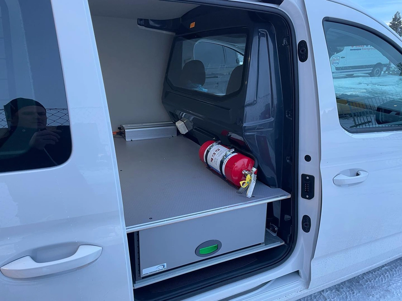 Ford Connect Komfortvägg. Med ruta.