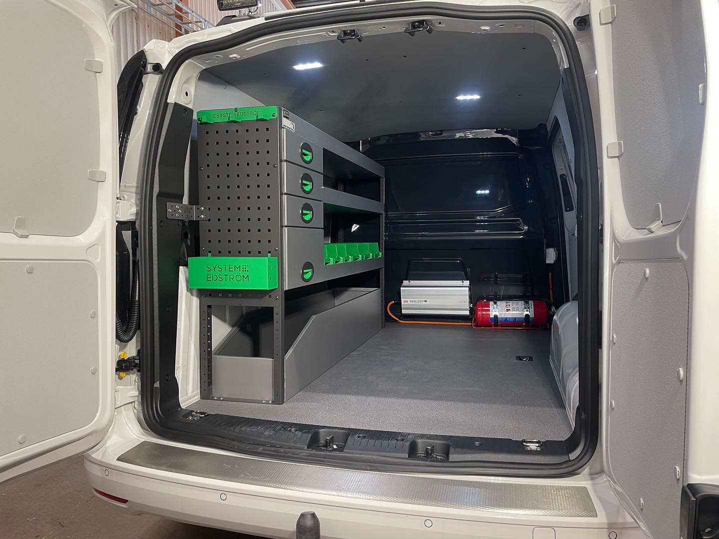 Ford Connect Komfortvägg. Utan ruta.