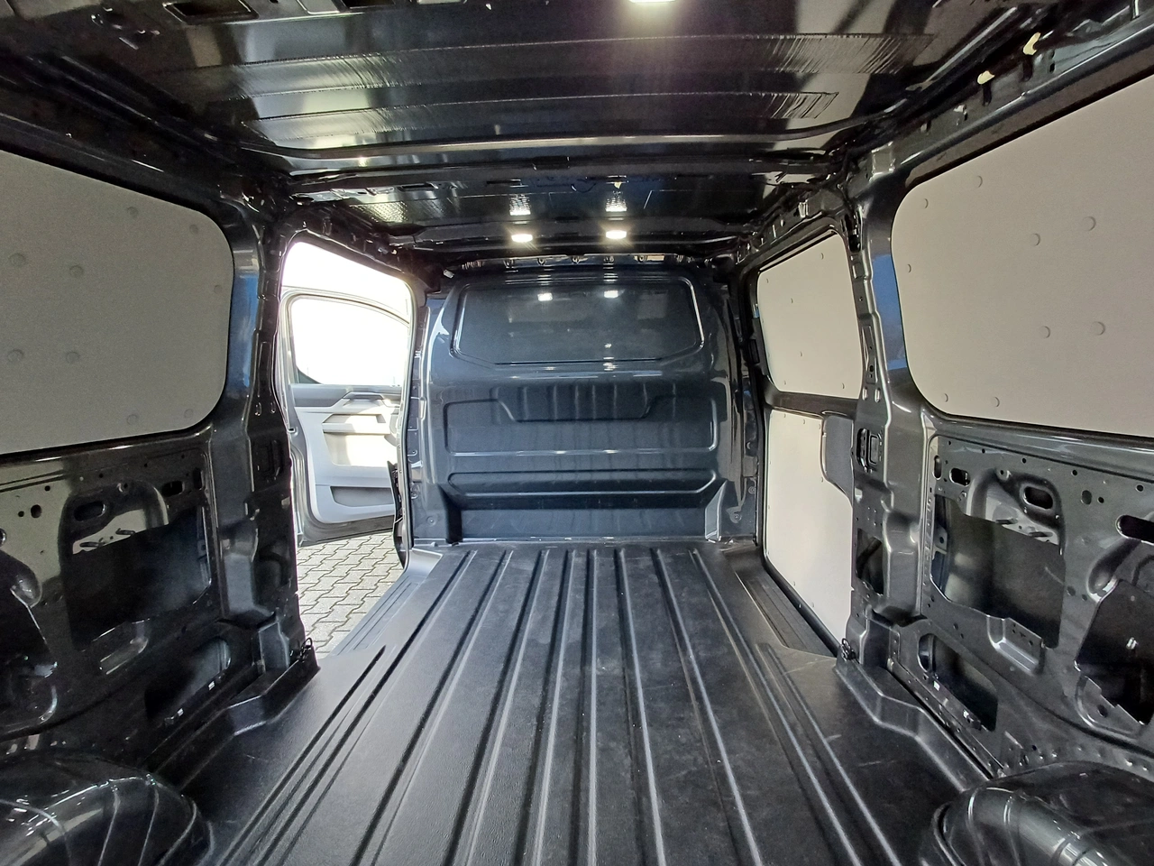 Volkswagen T7 Komfortvägg. Utan ruta.