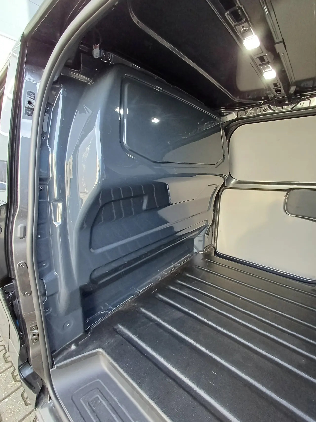 Volkswagen T7 Komfortvägg. Utan ruta.