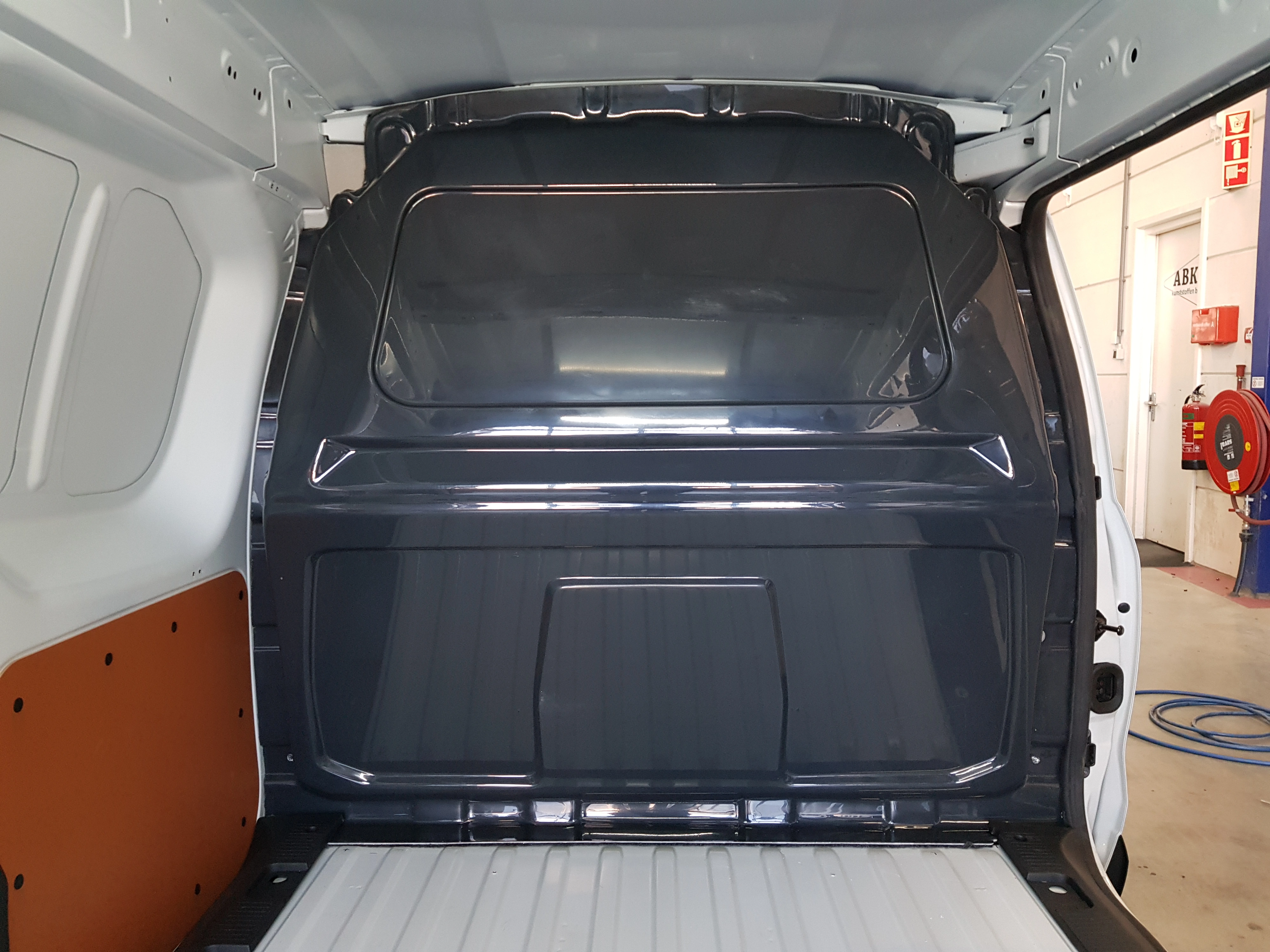 Renault Express Komfortvägg. Utan ruta.