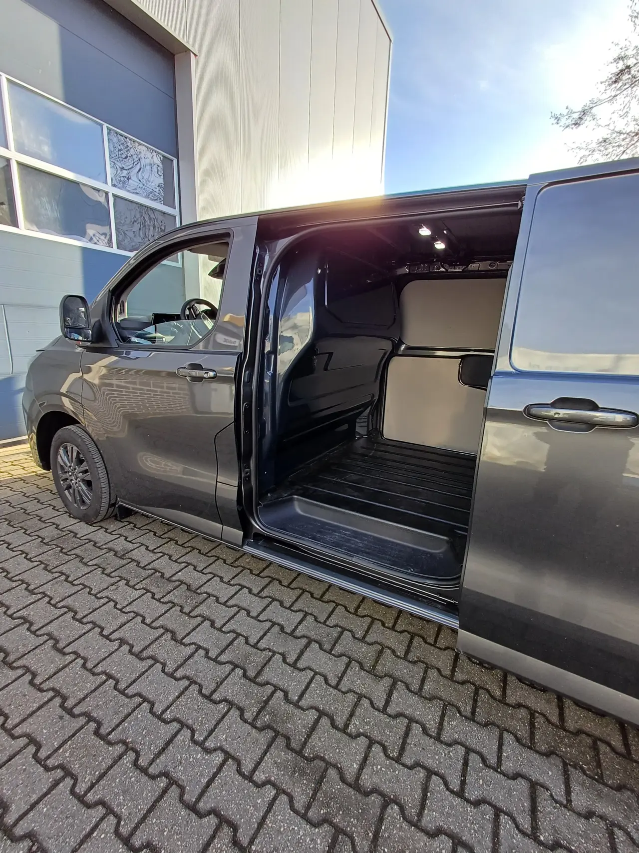 Ford Custom Komfortvägg. Med ruta.