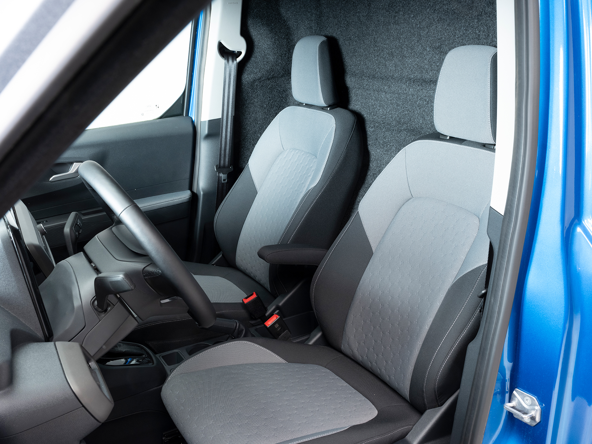 Ford Courier Komfortvägg. Med ruta.